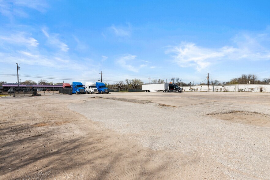 More Photos Of 3330 N Beach St, Haltom City Showroom For Sale