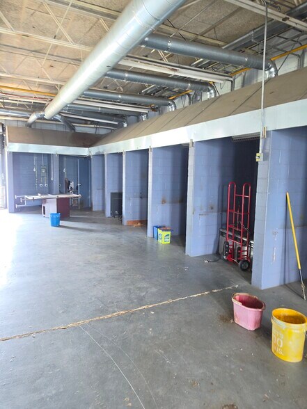 More Photos Of 907 N Pierce St, Alma Industrial For Sale