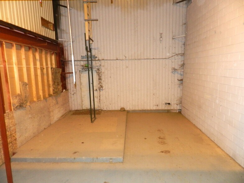 More Photos Of 2520 N River Rd, Olathe Warehouse For Lease