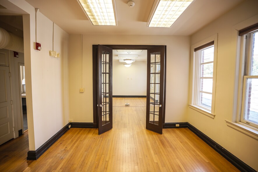 More Photos Of 5 S Market St, Frederick Storefront Retail Office For Lease