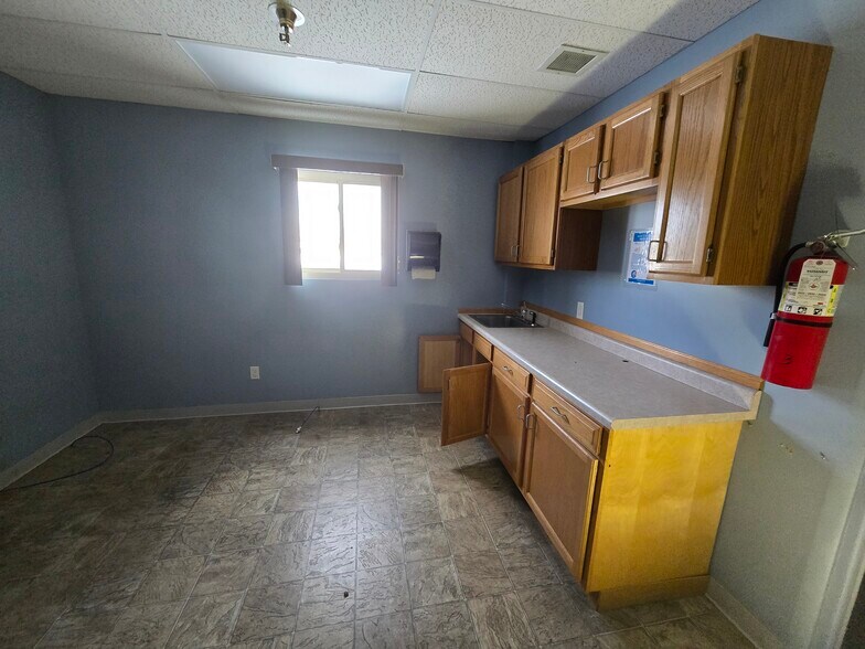 More Photos Of 401 E 5th St, Pinconning Distribution For Sale