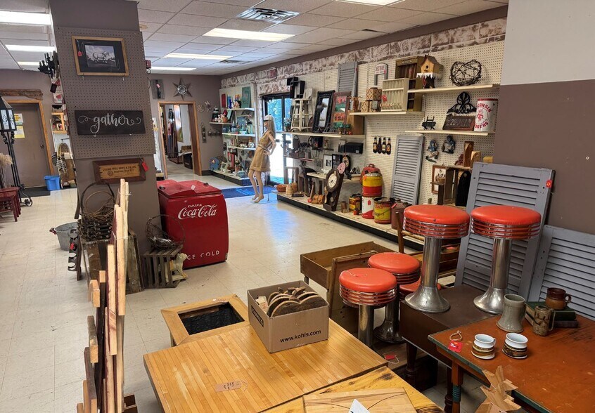 More Photos Of 1009 Mills St, Black Earth Warehouse For Sale