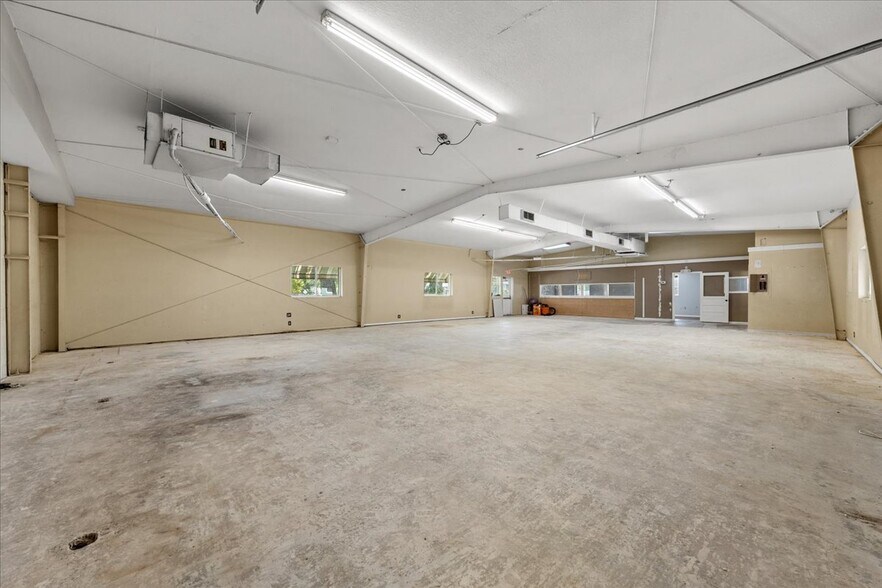 More Photos Of 1901 13th Ave N, Saint Petersburg Distribution For Lease