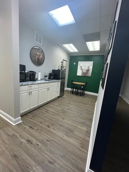 More Photos Of 14 Swimming Pen Dr, Middleburg Office For Lease