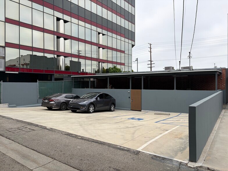 More Photos Of 2558 Overland Ave, Los Angeles Office For Lease