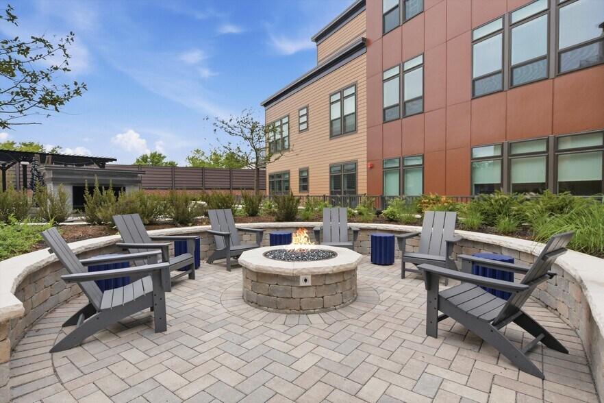 More Photos Of 1850 Glenview Rd, Glenview Apartments For Lease