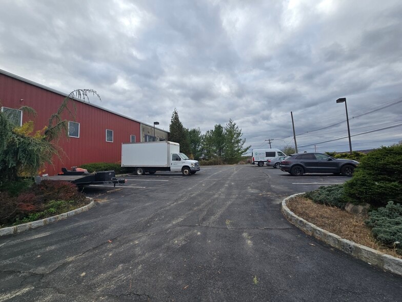 More Photos Of 14 Park Dr, Franklin Warehouse For Lease