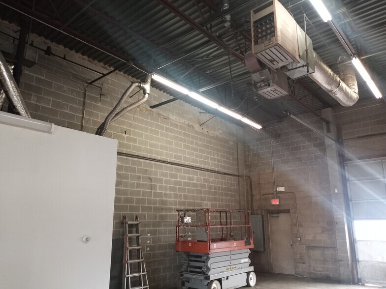 More Photos Of 4609-4621 W Belmont Ave, Chicago Auto Repair For Lease