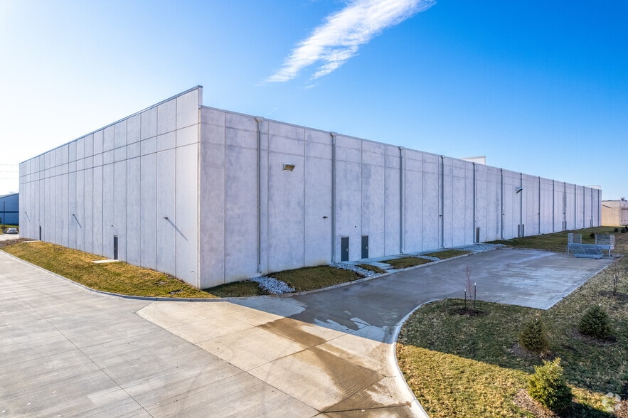 More Photos Of 902 SE Shurfine Dr, Ankeny Warehouse For Lease