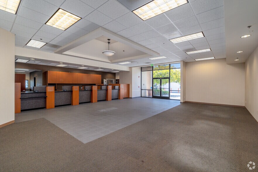 More Photos Of 640 Hacienda Dr, Vista Storefront For Sale