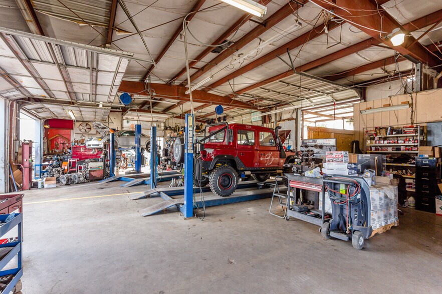 More Photos Of 8921 Daffodil Ave, Houston Auto Repair For Lease
