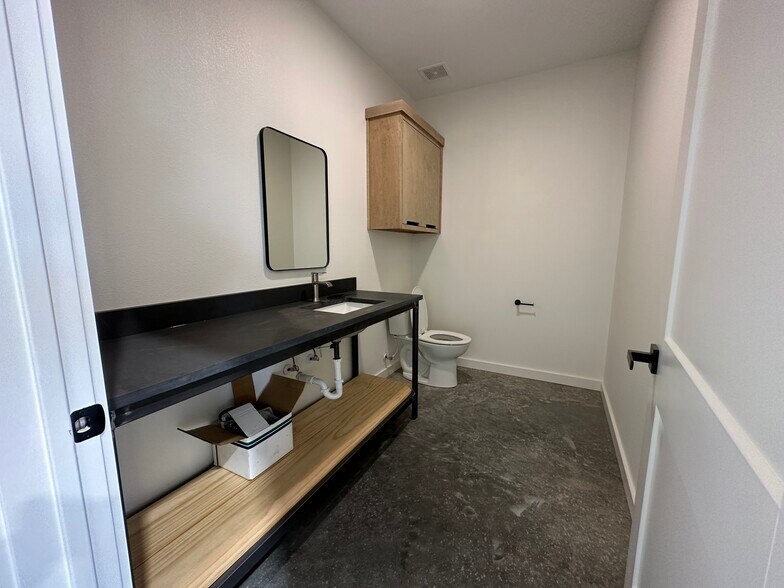 More Photos Of 1608 S County Road 1101, Midland Warehouse For Lease