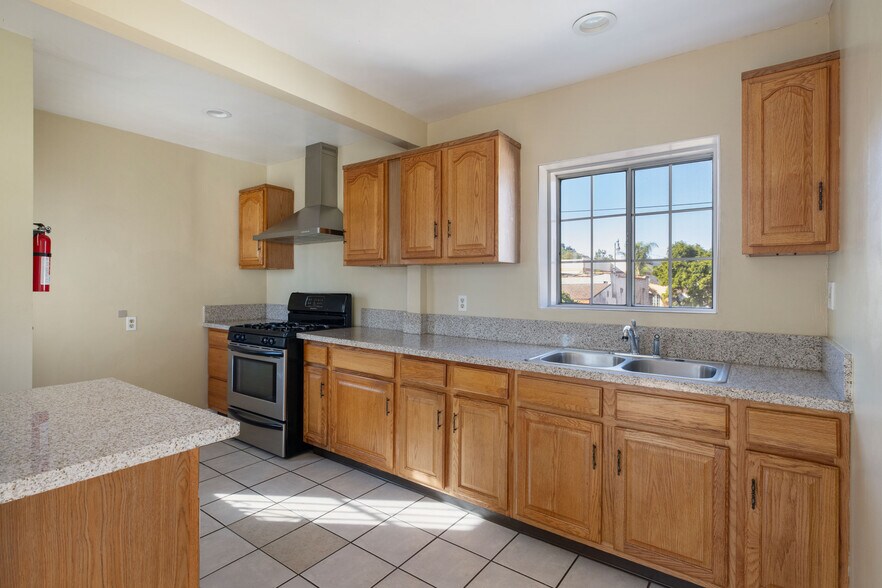 More Photos Of 2351 Cabot St, Los Angeles Apartments For Sale
