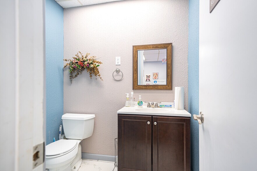 More Photos Of 1015 McCann Rd, Longview Office For Sale