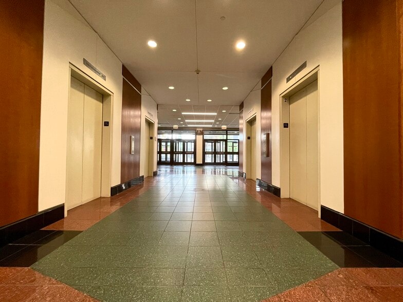 More Photos Of 701 Lee St, Des Plaines Office For Lease