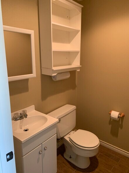 More Photos Of 5424 W Oak St, Palestine Showroom For Lease