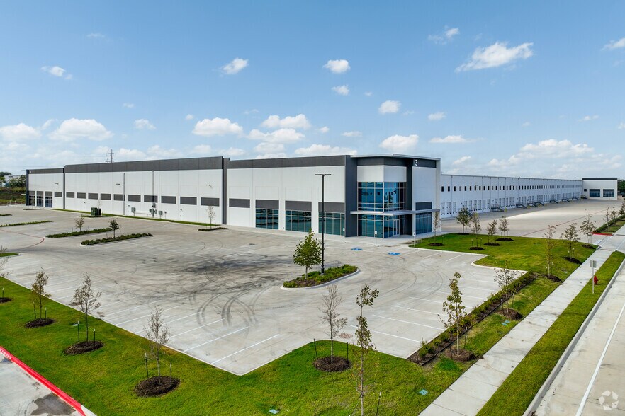 More Photos Of 194 Commerce Center Dr, Buda Unknown For Lease