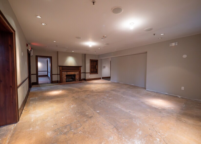 More Photos Of 649 High St, Worthington Storefront Retail Office For Sale