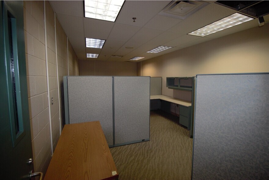 More Photos Of 77 Ridgeland Rd, Rochester Research And Development For Sale