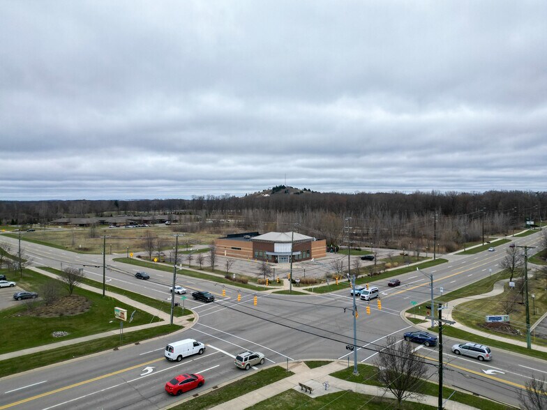 More Photos Of 5751 Clarkston Rd, Village of Clarkston Drugstore For Lease