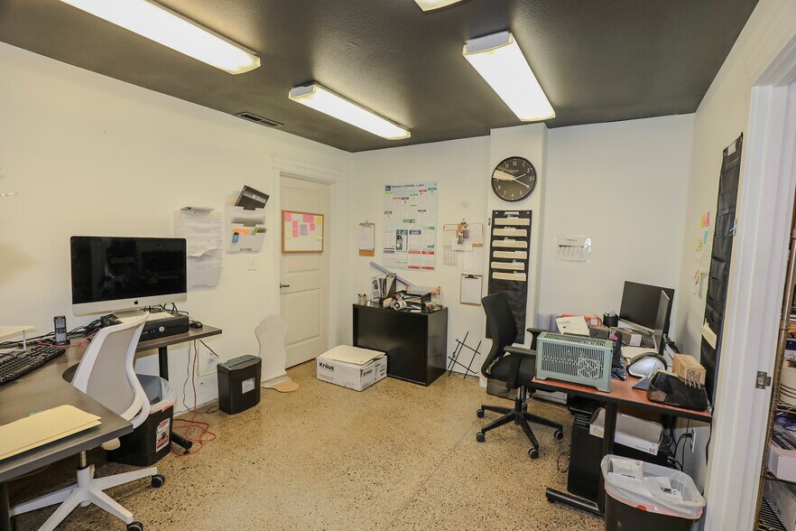 More Photos Of 403 NE Winchester St, Roseburg Freestanding For Sale