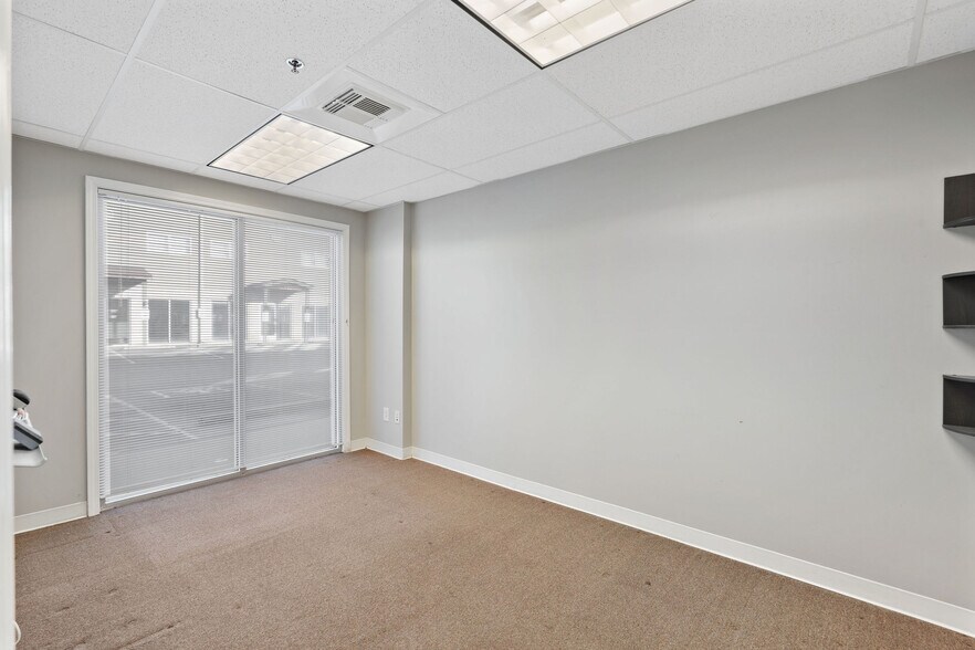 More Photos Of 4922 Port Royal Rd, Spring Hill Showroom For Lease