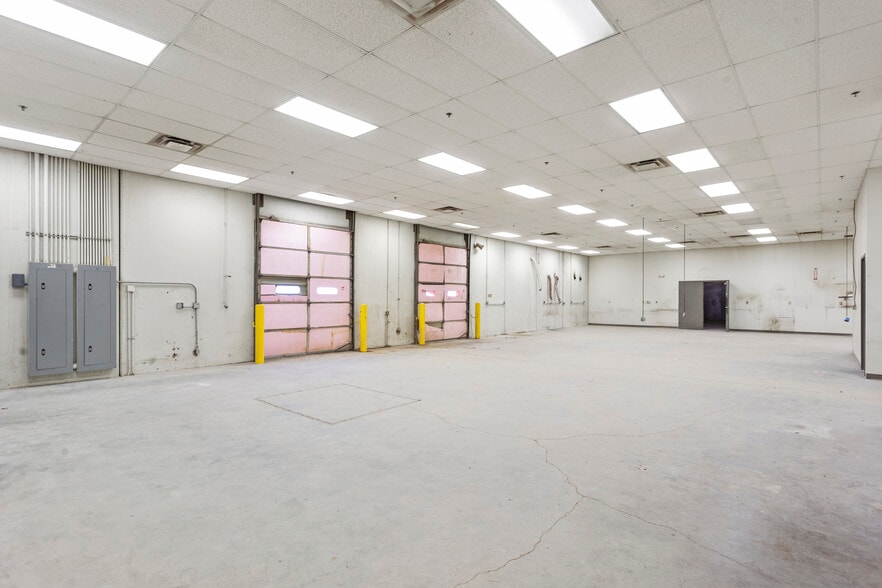 More Photos Of 1211 W Cambridge Circle Dr, Kansas City Warehouse For Lease