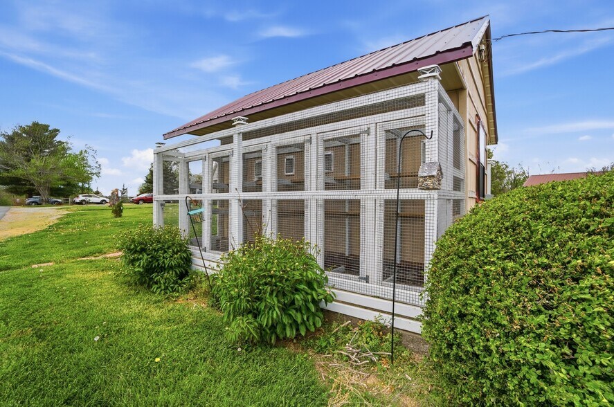 More Photos Of 1532 Eads Rd, Verona Flex For Sale