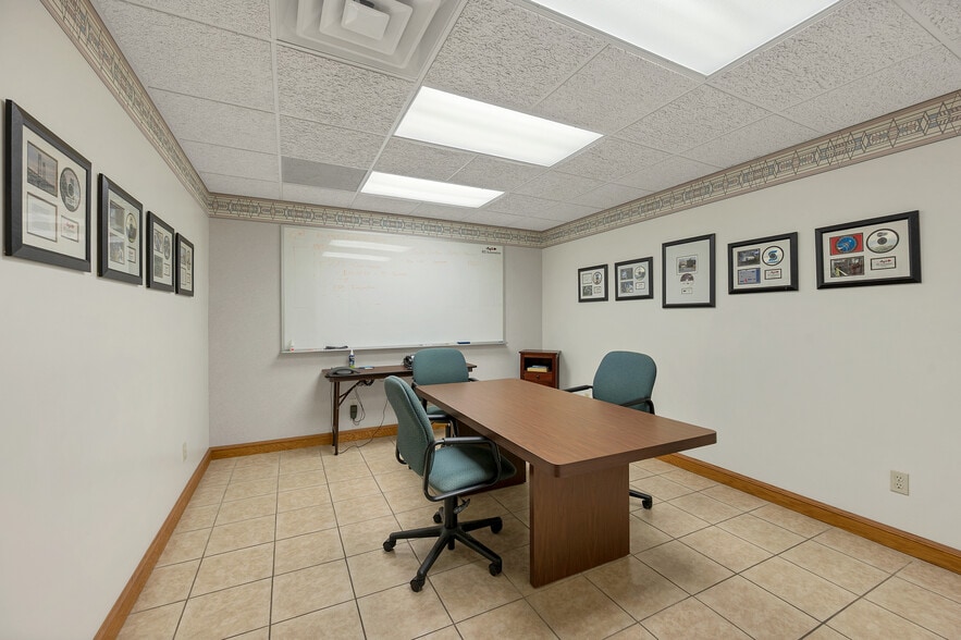 More Photos Of 1725 Suburban Dr, De Pere Manufacturing For Sale