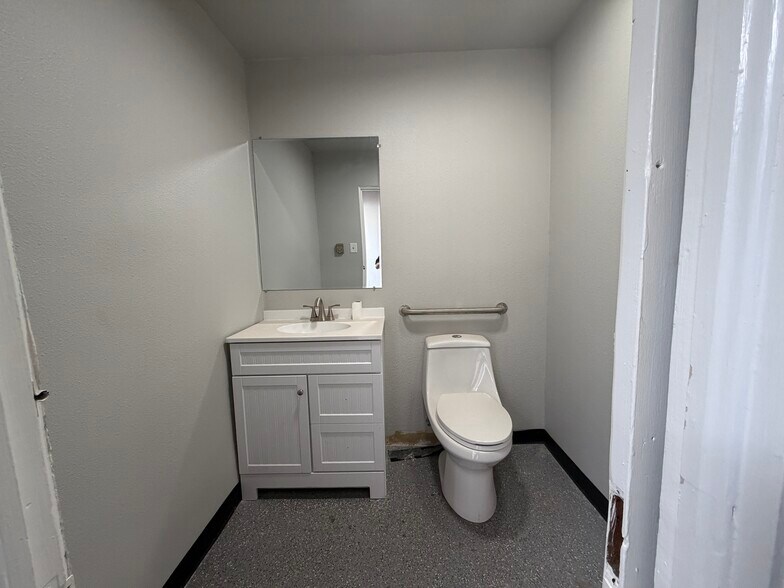 More Photos Of 513 N Lee Ave, Odessa Office For Lease