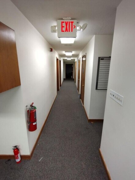 More Photos Of 474 Summit St, Elgin Office For Lease