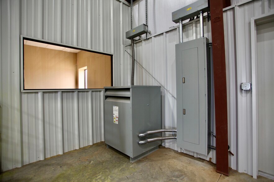 More Photos Of 1508 County Road 1105, Midland Warehouse For Lease