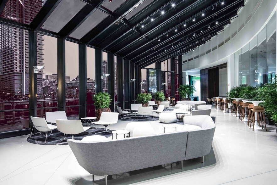 More Photos Of 300 S Riverside Plz, Chicago Office For Lease