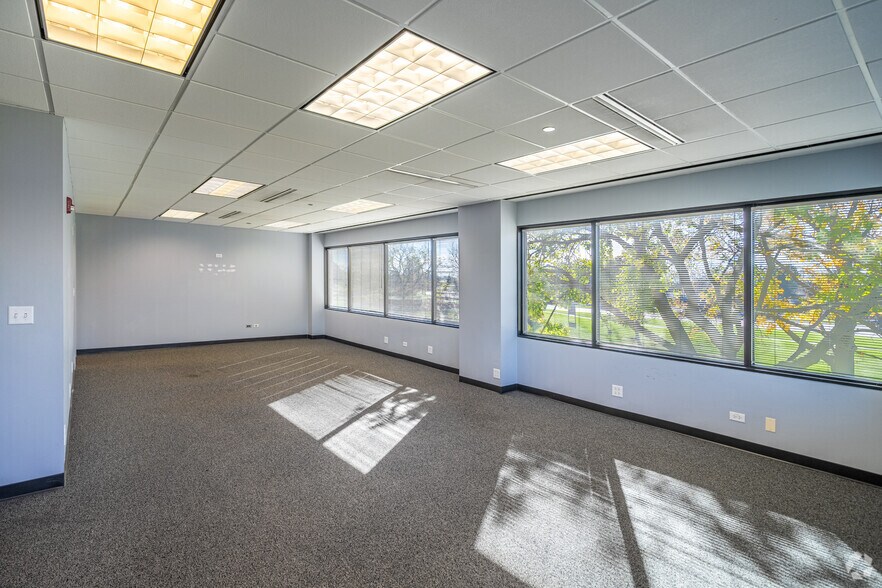 More Photos Of 387 Shuman Blvd, Naperville Medical For Lease