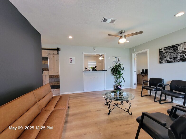 More Photos Of 1913 Hemlock Dr, Haltom City Office For Sale