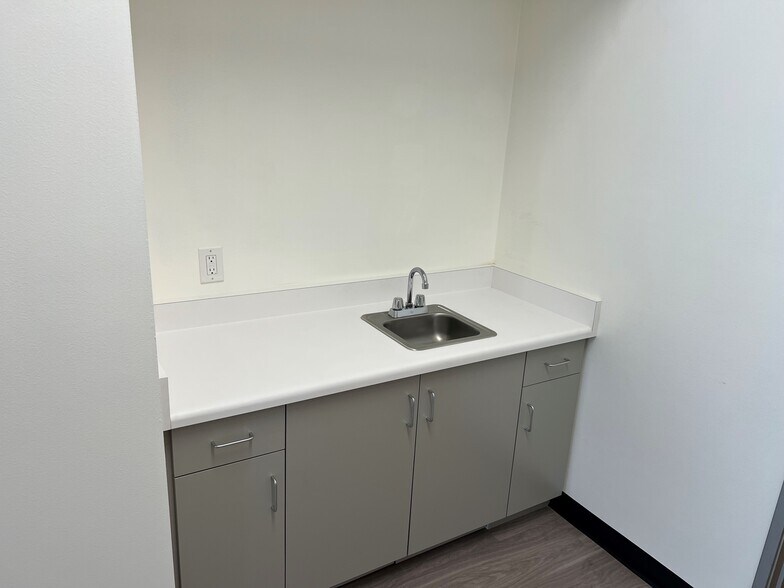 More Photos Of 2000-2032 Camfield Ave, Commerce Warehouse For Lease