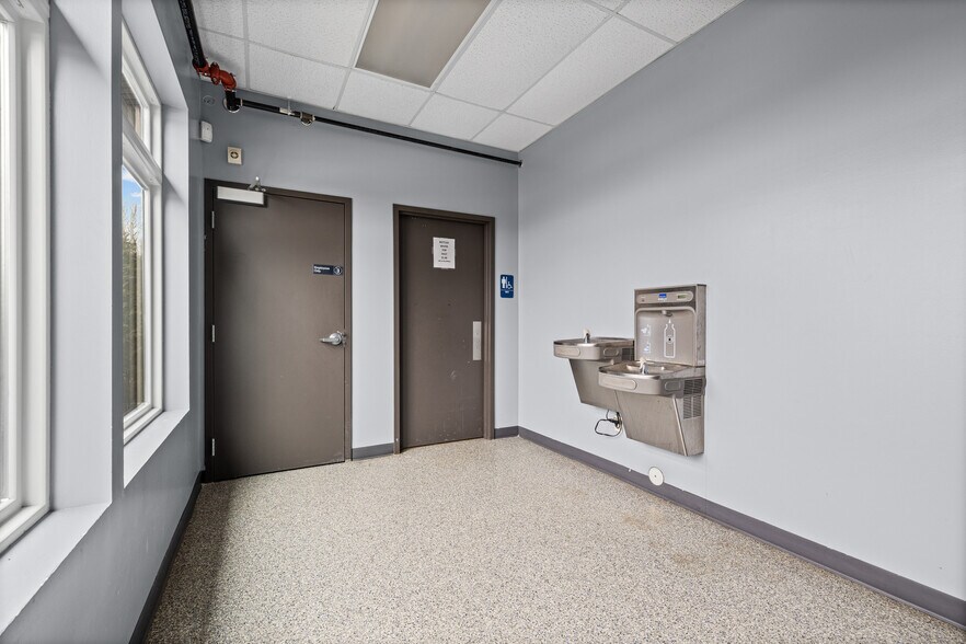 More Photos Of 901 Cannon Rd S, Dundas Sports And Entertainment For Sale