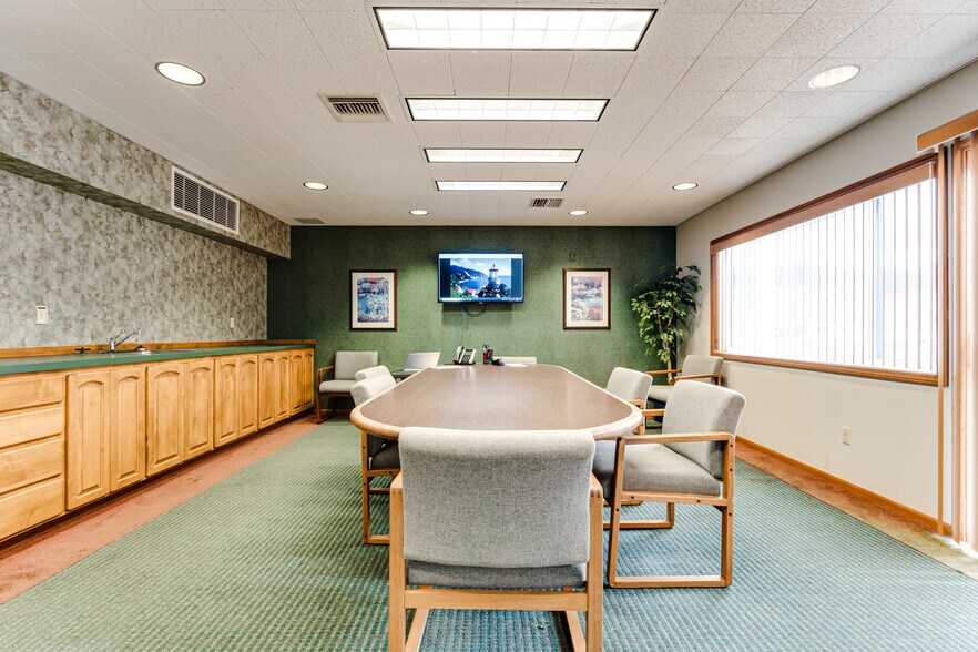More Photos Of 1976 Garden Ave, Eugene Office For Sale