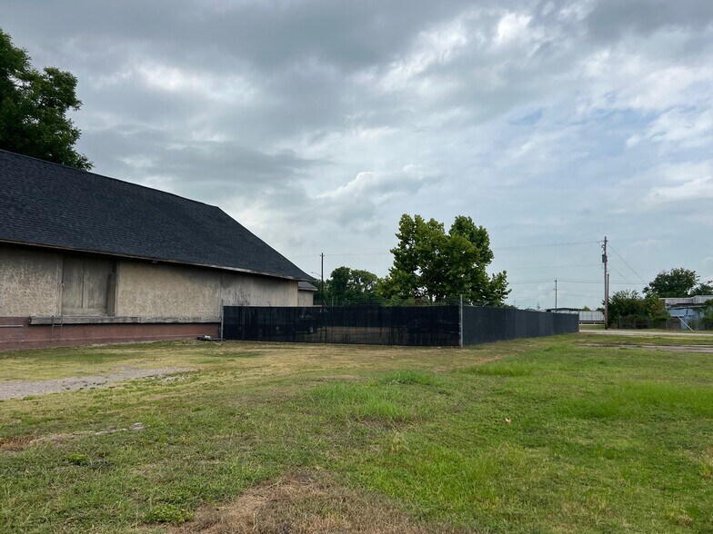 More Photos Of 11 E Texas Ave, Baytown General Retail For Sale