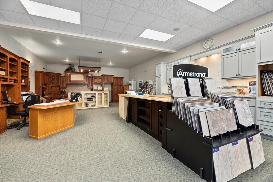 More Photos Of 629 W Cloverland Dr, Ironwood Storefront For Sale