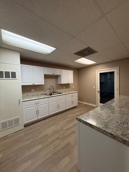 More Photos Of 13822-13826 Prairie Ave, Hawthorne Warehouse For Lease