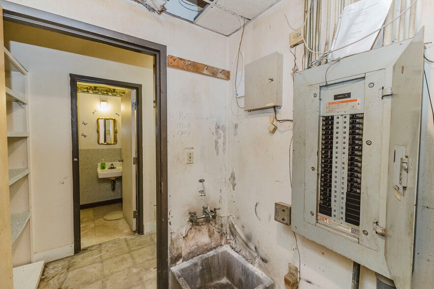 More Photos Of 1560 S Topeka St, Wichita Lodge Meeting Hall For Sale
