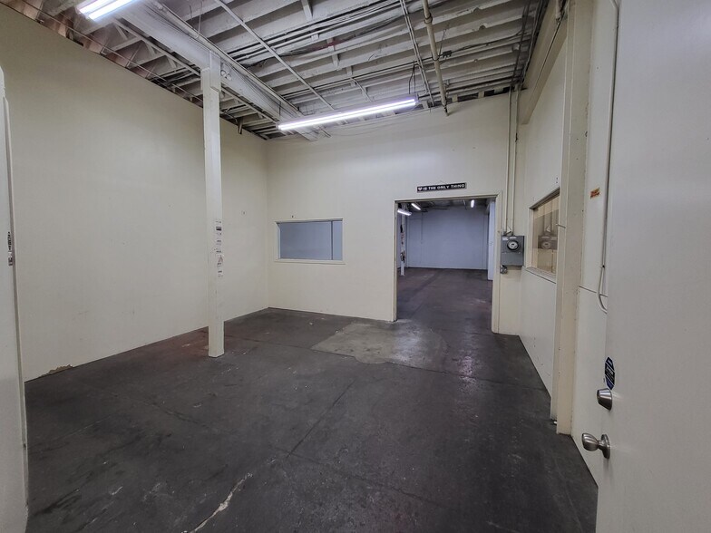 More Photos Of 1501-1505 S Central Ave, Los Angeles Showroom For Lease