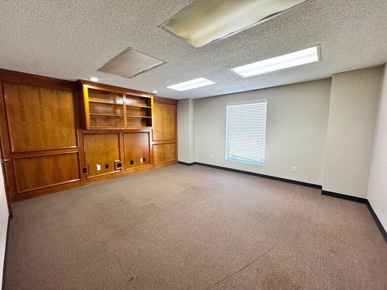 More Photos Of 9215 Thomasville Dr, Houston Warehouse For Lease