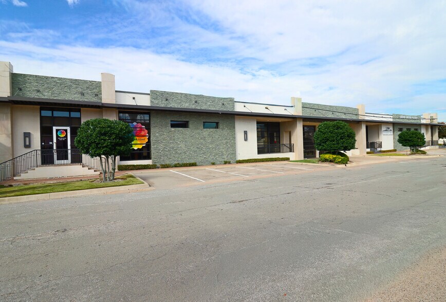 More Photos Of 183 Cole St, Dallas Showroom For Lease