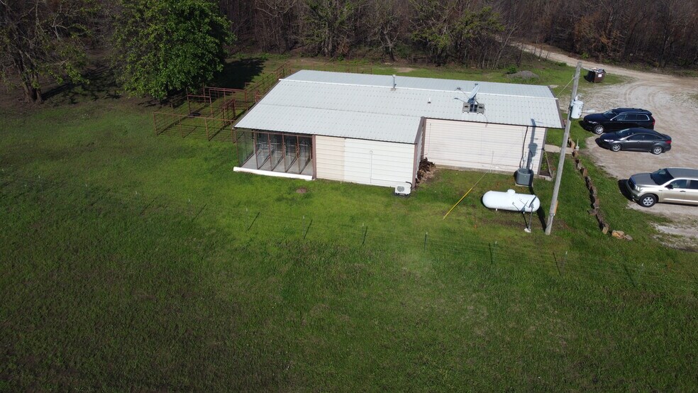 More Photos Of 369104 E Old Highway 64, Cleveland Veterinarian Kennel For Lease