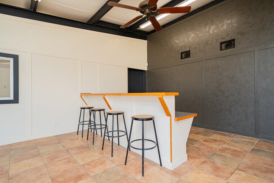 More Photos Of 118 Industrial Blvd, Kilgore Flex For Lease