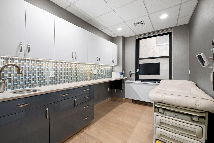 More Photos Of 121 E 60th St, New York Medical For Sale