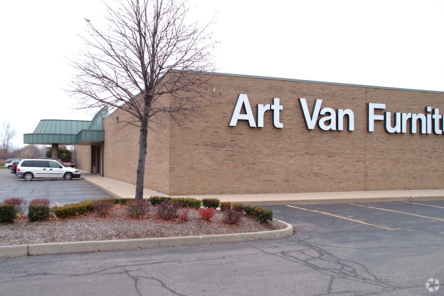 More Photos Of 4095 E Court St, Burton Freestanding For Lease