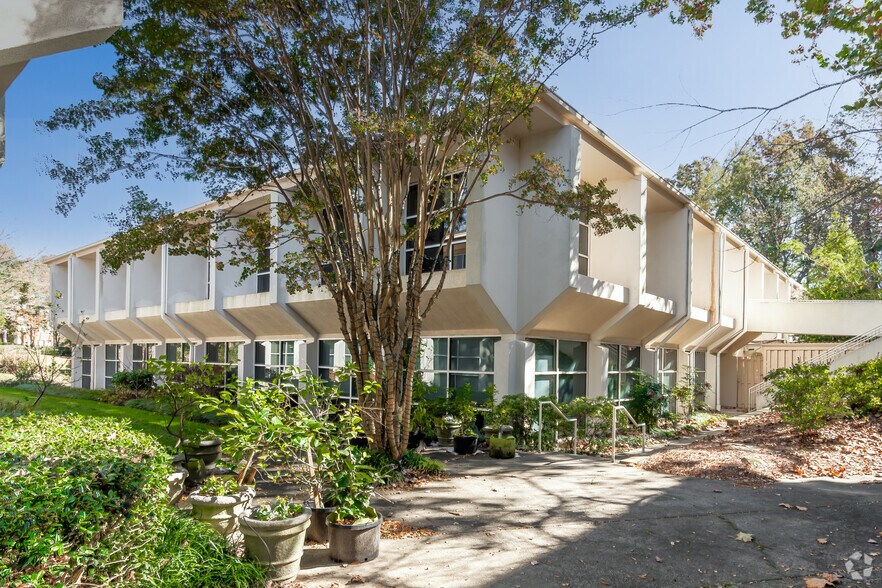 More Photos Of 4480 N Shallowford Rd, Dunwoody Medical For Lease